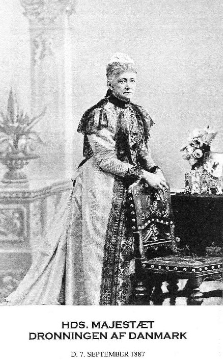 DronnningLouise-1887-StårVedStol-A